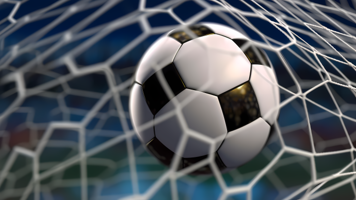 比赛中的足球撞向网的摄影版权图片下载
