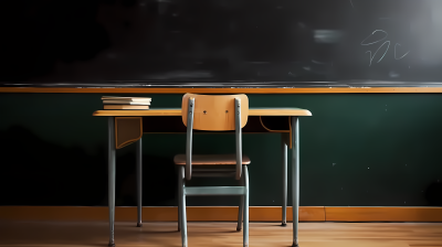 黑板前的教学桌椅摄影图