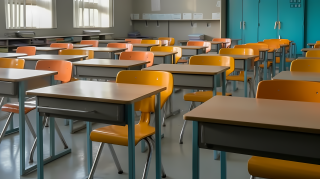 学生学习课桌椅摄影图