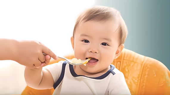 可爱的小宝宝喂食摄影图