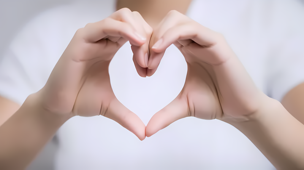 粉衣女子双手合心摄影图版权图片下载