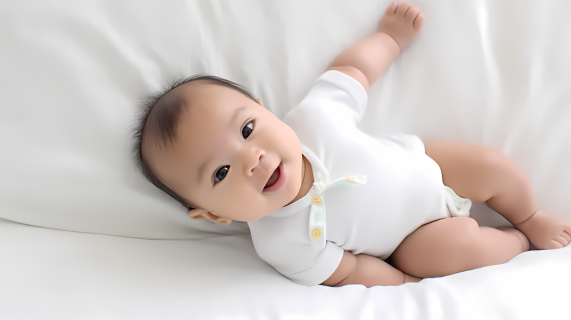 白床上的亚洲婴儿天使宝宝摄影图