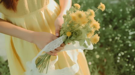 少女手捧鲜花的轻纱黄裙摄影图