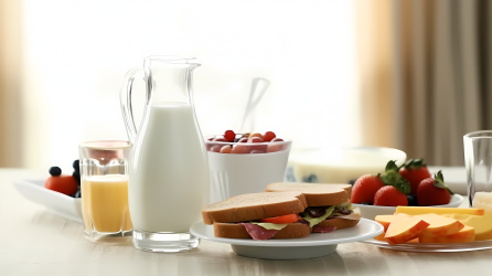 阳光早餐水果面包牛奶摄影图