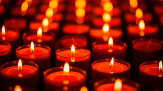 装饰红色蜡烛点燃图