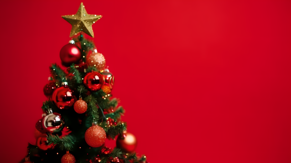 圣诞装饰的红色背景下的圣诞树摄影图片