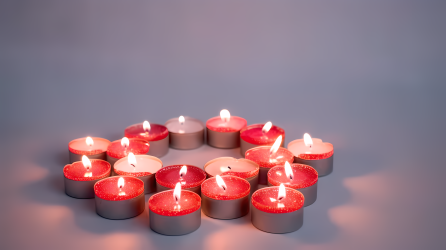 廊曼的红色蜡烛心形摄影图