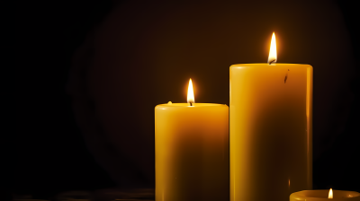 暗黄和浅金色风格的三支蜡烛摄影图片