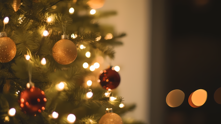 圣诞树与闪亮装饰品的摄影图片