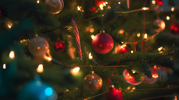 圣诞树上的灯光与饰品摄影图片