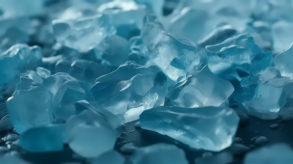 冰雪碎片的轻松海蓝色冰朋克摄影图