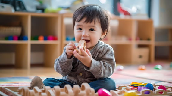 中国幼儿园教室孩子玩积木摄影图片