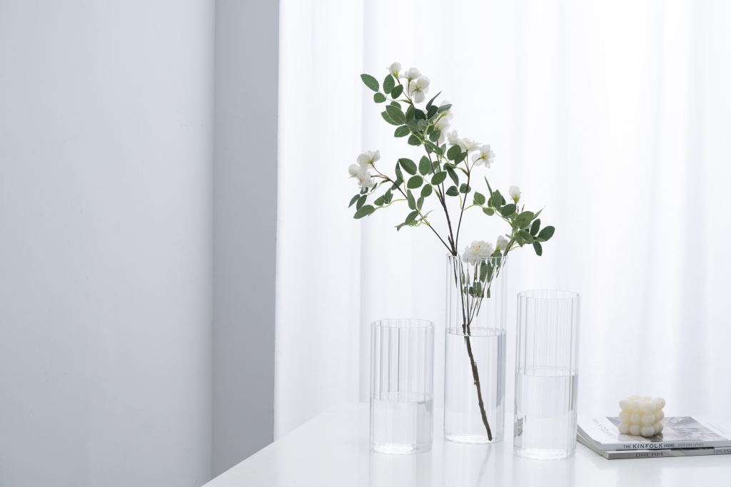 窗边野蔷薇和水杯书本高清横图版权图片下载