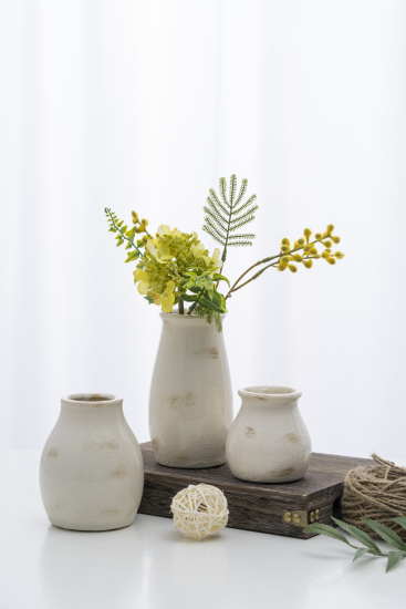 窗边花草花瓶和线团高清竖图