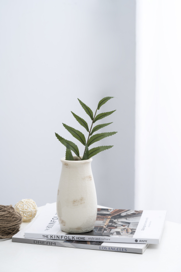 窗边叶子花瓶和书本线团窗帘高清竖图