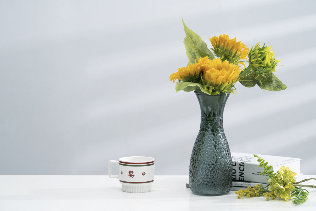 阴影光线千瓣葵花瓶水杯枝叶高清横图版权图片下载