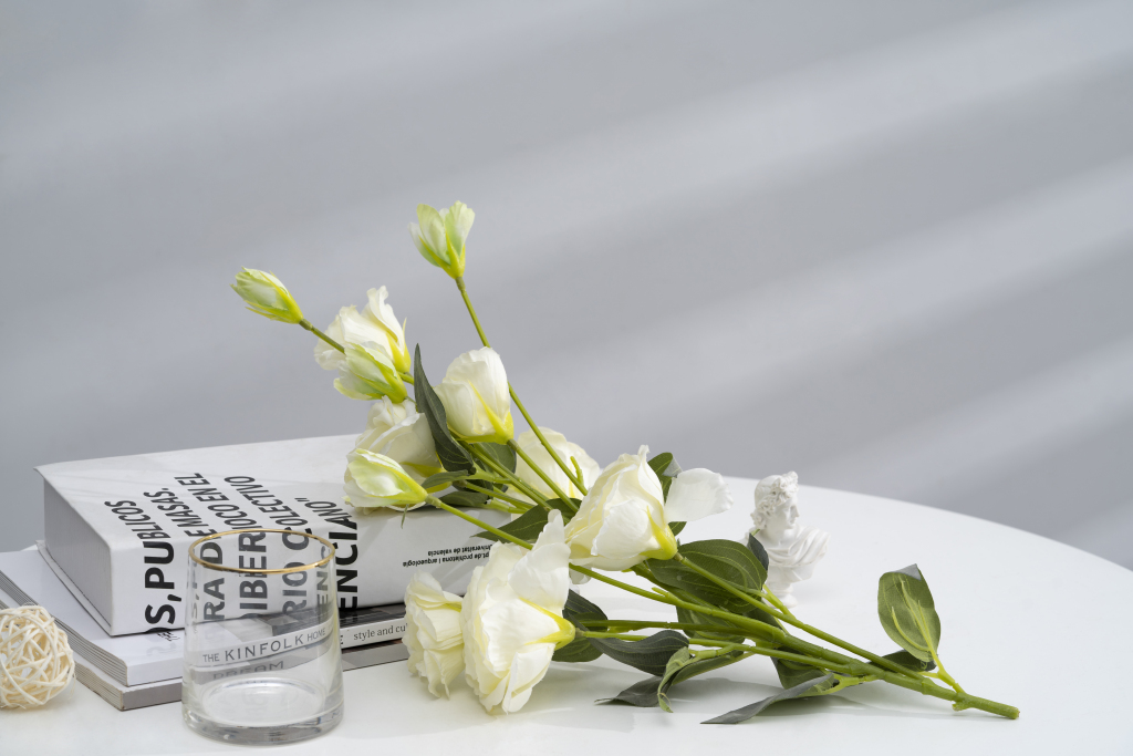 白色洋桔梗花书本阴影水杯横图版权图片下载