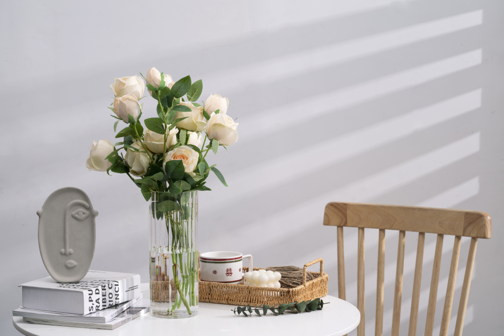 光影粉色玫瑰花面具书本摆件椅子横图版权图片下载