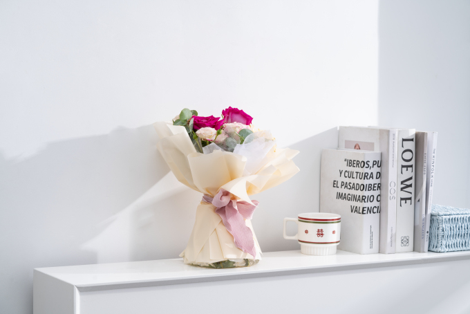 墙边的花束和书本水杯摆件横图