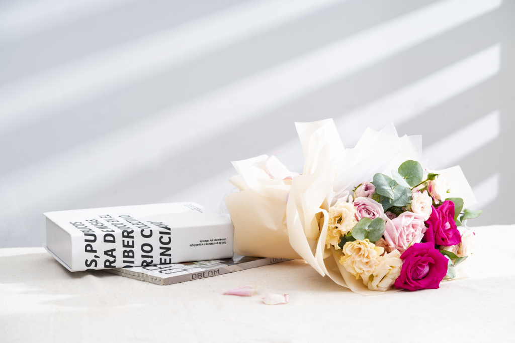 粉色花束玫瑰花和康乃馨书本横图版权图片下载