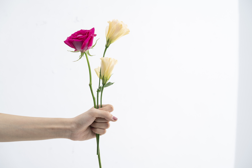 手持鲜花黄色洋桔梗和粉玫瑰横图版权图片下载