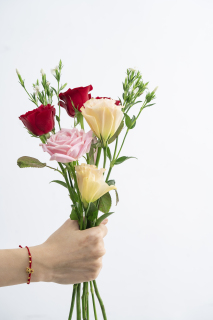 手握鲜花洋桔梗和玫瑰花竖图