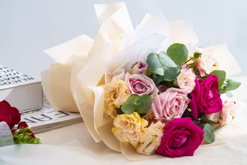 粉玫瑰洋桔梗花束和书本横图版权图片下载