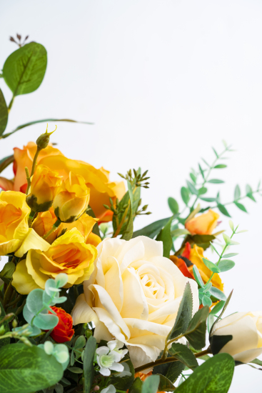 花朵近景橙黄色月季和玫瑰花竖图