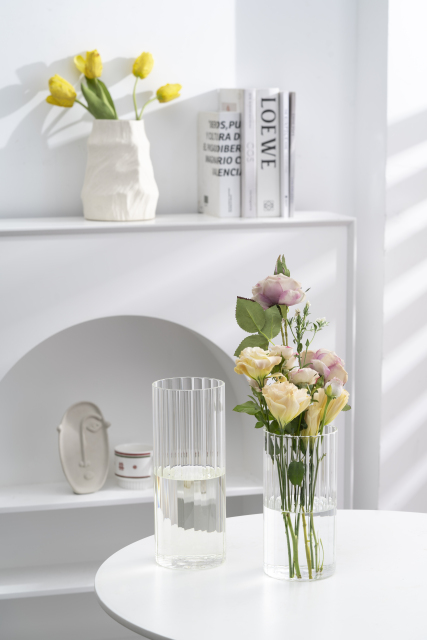 月季花洋桔梗花瓶郁金香书本竖图