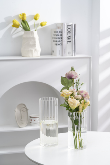 月季花洋桔梗花瓶郁金香书本竖图