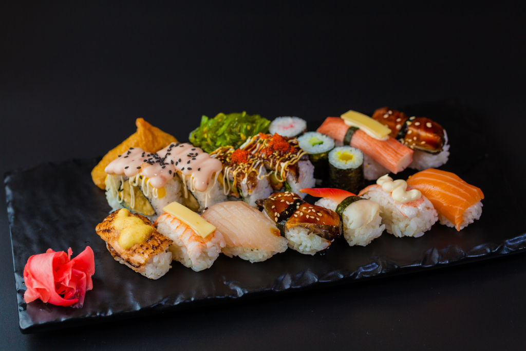 三文鱼芝士美味近景拼盘寿司版权图片下载