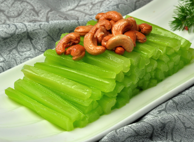 特色菜凉拌莴苣配腰果高清图