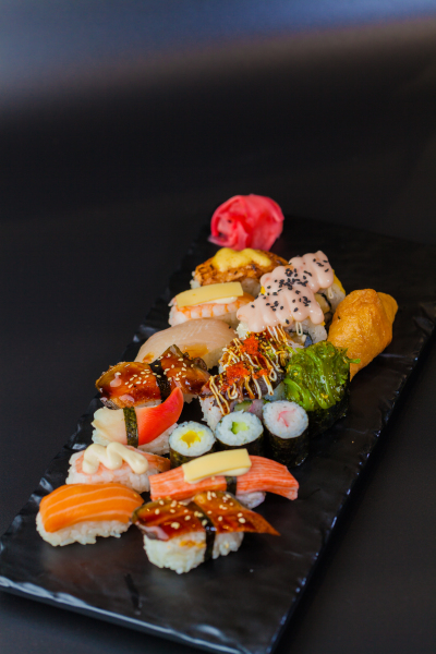 日式料理三文鱼寿司拼盘