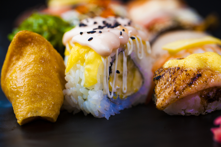 日式蛋黄芝士寿司近景展示图版权图片下载