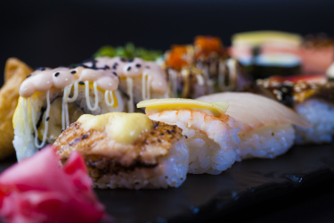 芝士生鱼片日式寿司高清图片
