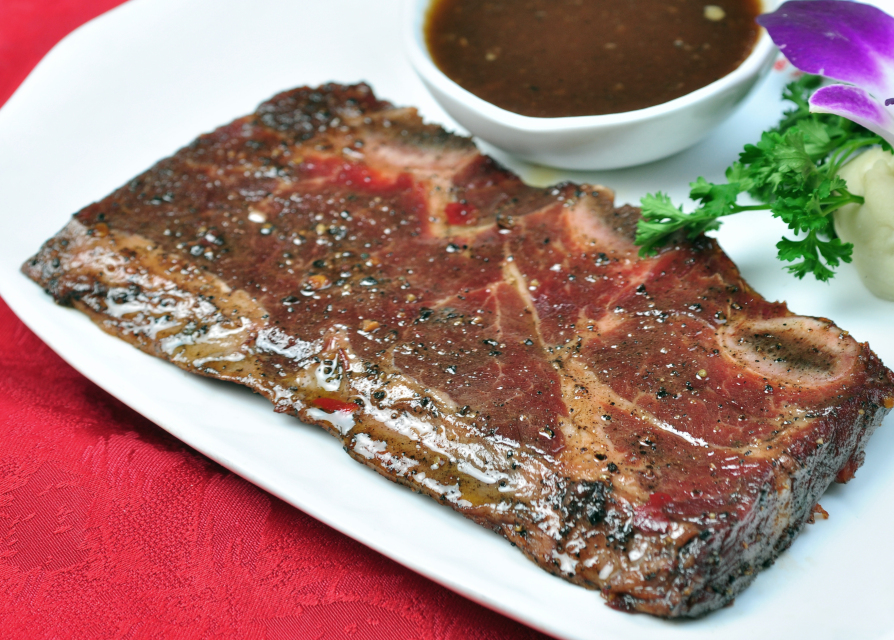 新鲜美味铁板牛排近景展示图