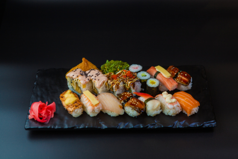 经典炙烧日式寿司组合高清图片