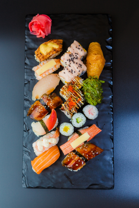 日式鳗鱼混合拼盘寿司卷高清版权图片下载