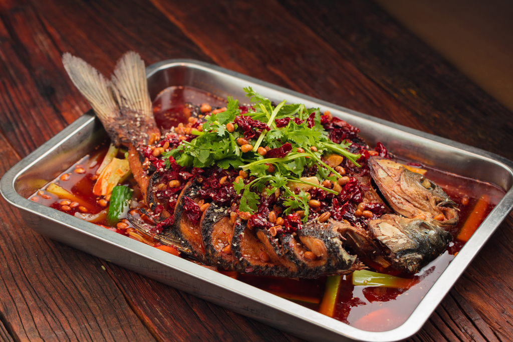 红油麻辣招牌托盘烤鱼版权图片下载