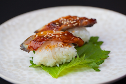 红烧鱼片寿司卷高清图