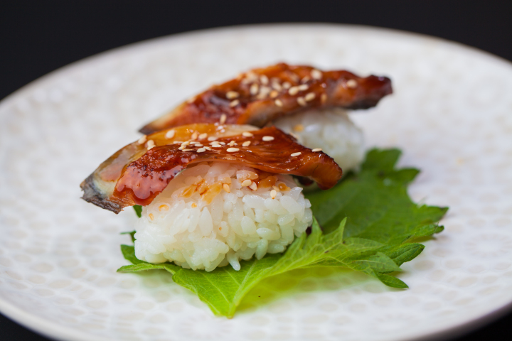 红烧鱼片寿司卷高清图版权图片下载