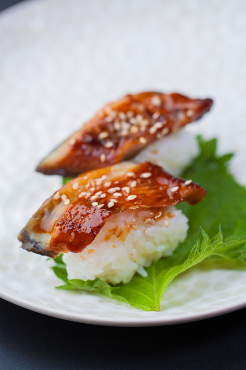 厚切鳗鱼片日式寿司版权图片下载