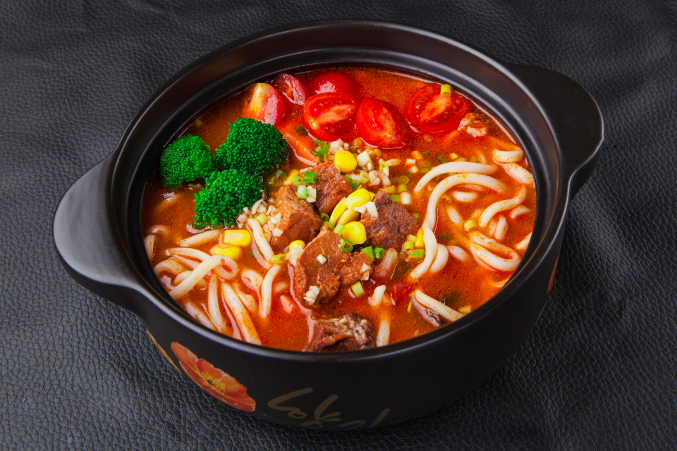 美味砂锅番茄牛肉米线