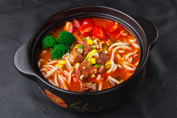 美味砂锅番茄牛肉米线
