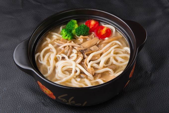 滋补菌汤砂锅米线