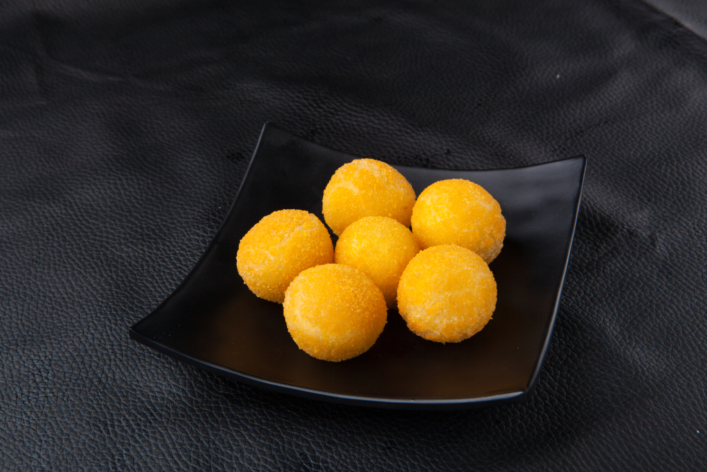 黄金小吃甜品油炸糯米南瓜丸子版权图片下载