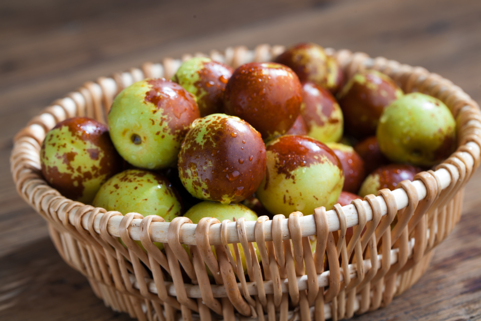 一篮新鲜冬枣拍摄实景图