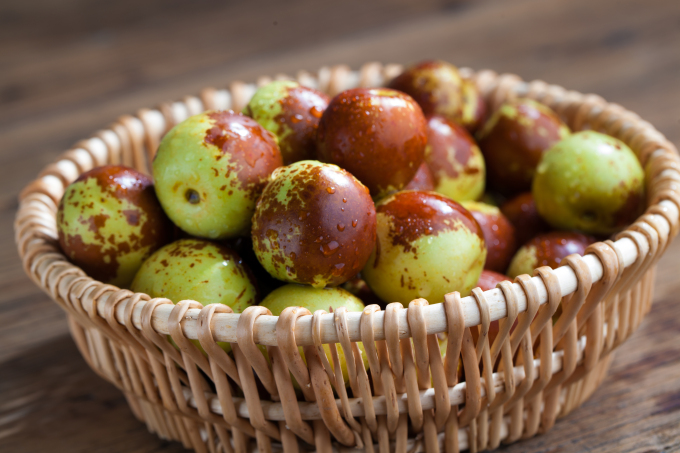 一篮新鲜冬枣拍摄实景图