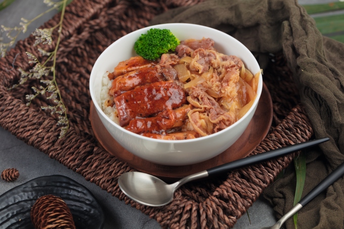 照烧鸡腿黑椒肥牛双拼饭