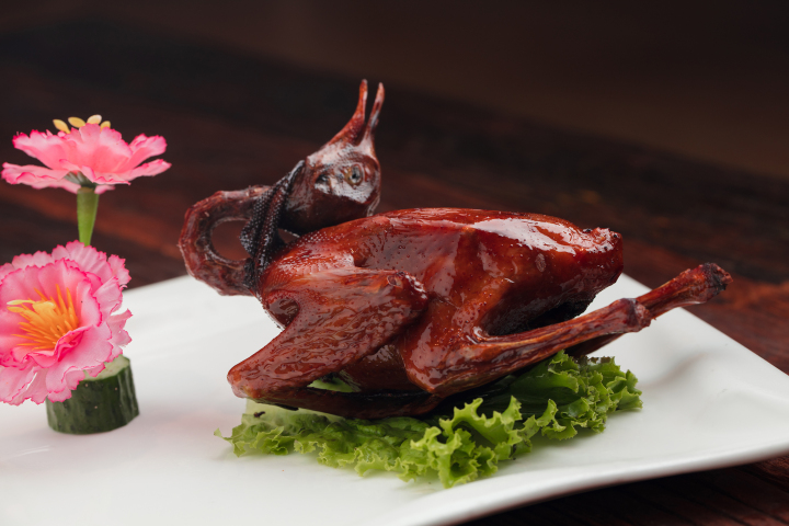 广州特色美食烤乳鸽版权图片下载